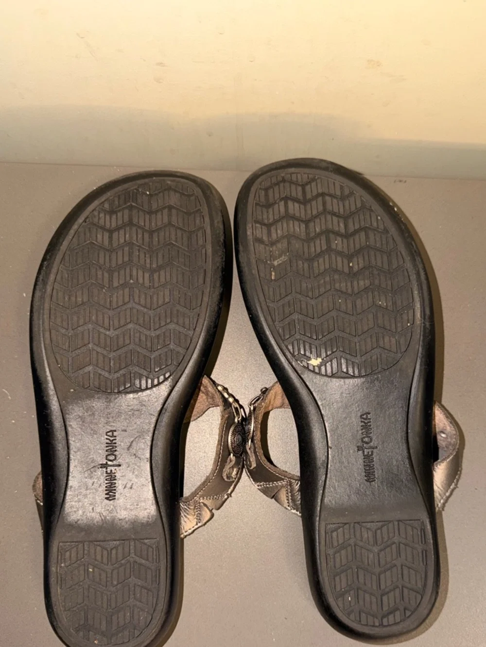 Womens Minnetonka Silverthorne 360 Leather Thong Sandals